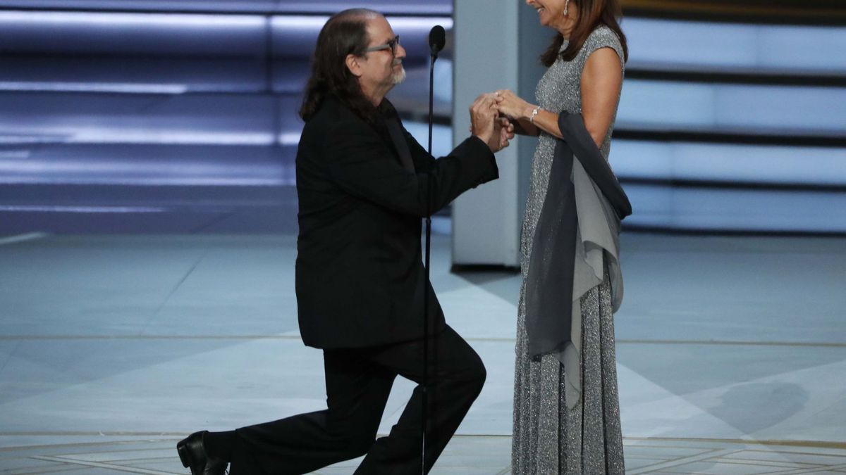 Un ganador de los premios Emmy le propone matrimonio a su pareja sobre el escenario