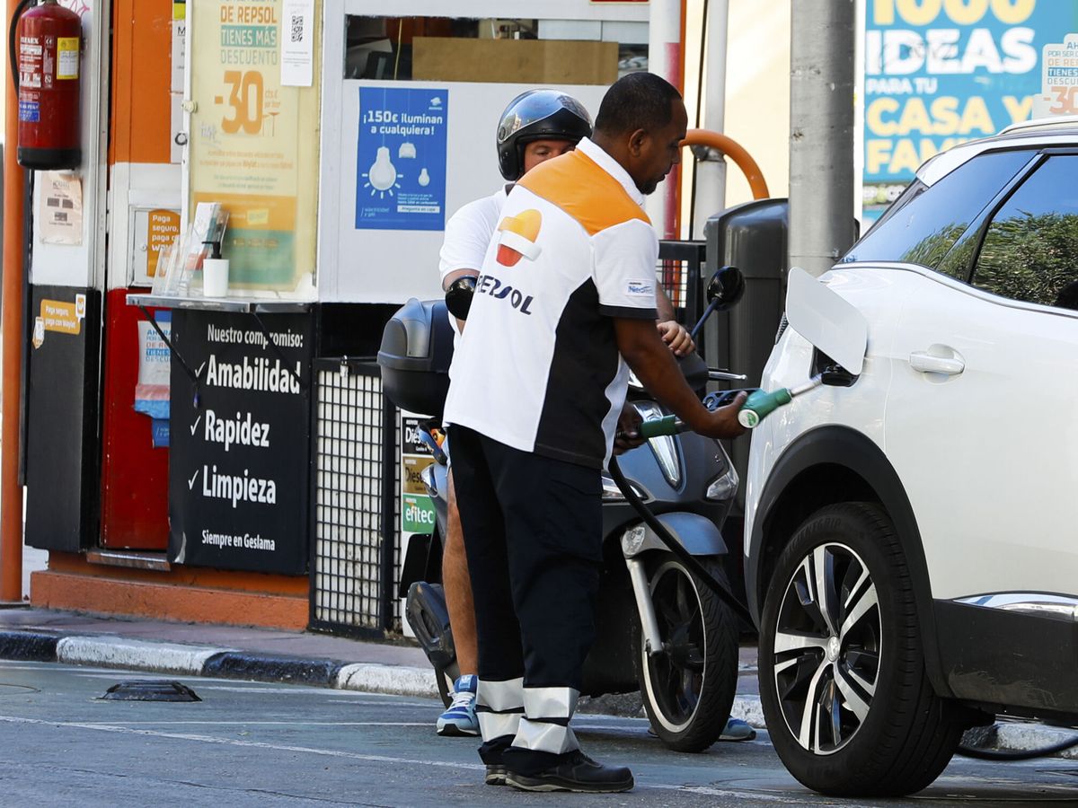 Foto:  Un empleado de una gasolinera llena el depósito de un coche. (EFE/Luis Millán)