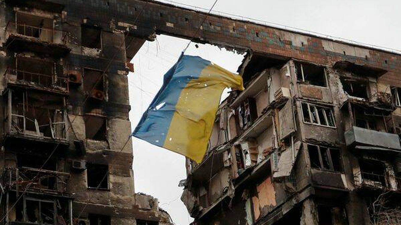 Foto:  Una bandera de Ucrania ondea en un edificio residencial en la ciudad de Mariúpol. (Reuters/Alexander Ermochenko)