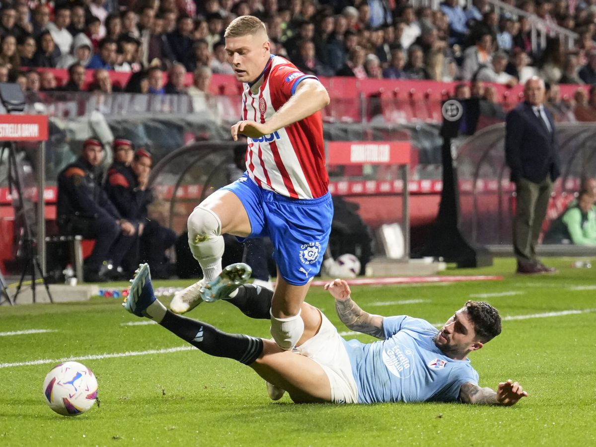 Foto: Dovbyk supera a Unai Núñez en el Girona-Celta. (EFE David Borrat)