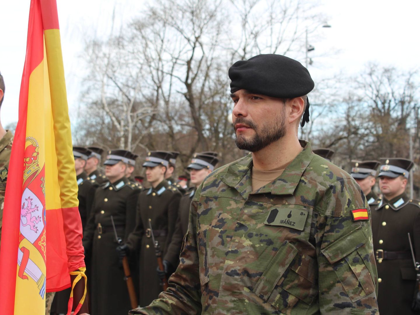 Uno de los soldados destinados en Letonia, posa con la bandera española en Riga. (Raúl Bobé)