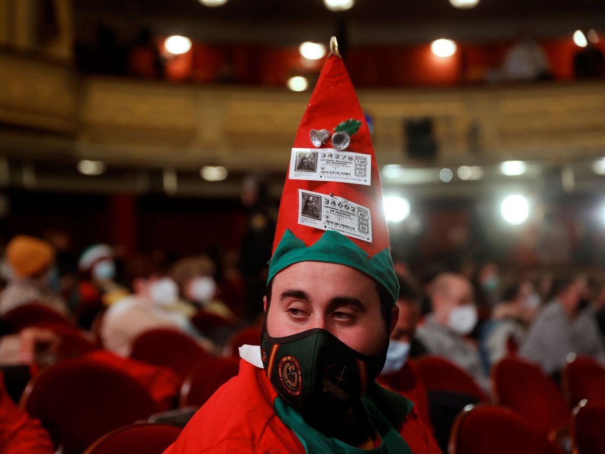 Aguanieve Discriminatorio cansado Los disfraces también vuelven a la Lotería de Navidad: de un Papa a una  estrella en el Teatro Real