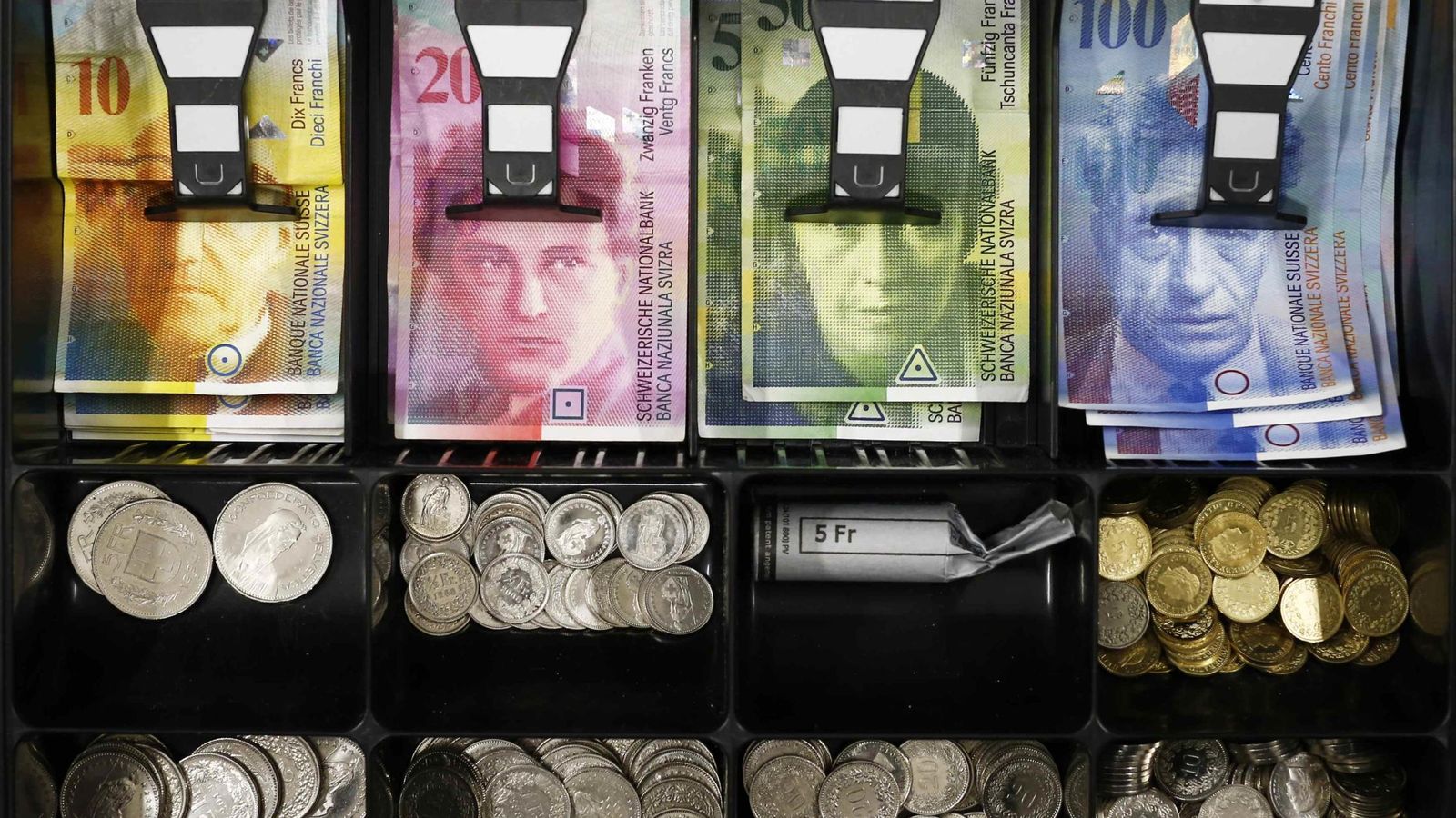 Foto: Aspecto de las monedas y billetes válidos en Suiza (Reuters)