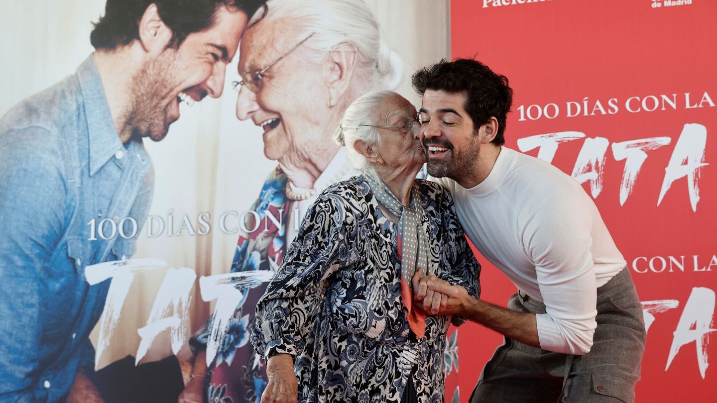 Miguel Ángel Muñoz y su tía bisabuela. (EFE/Emilio Naranjo)
