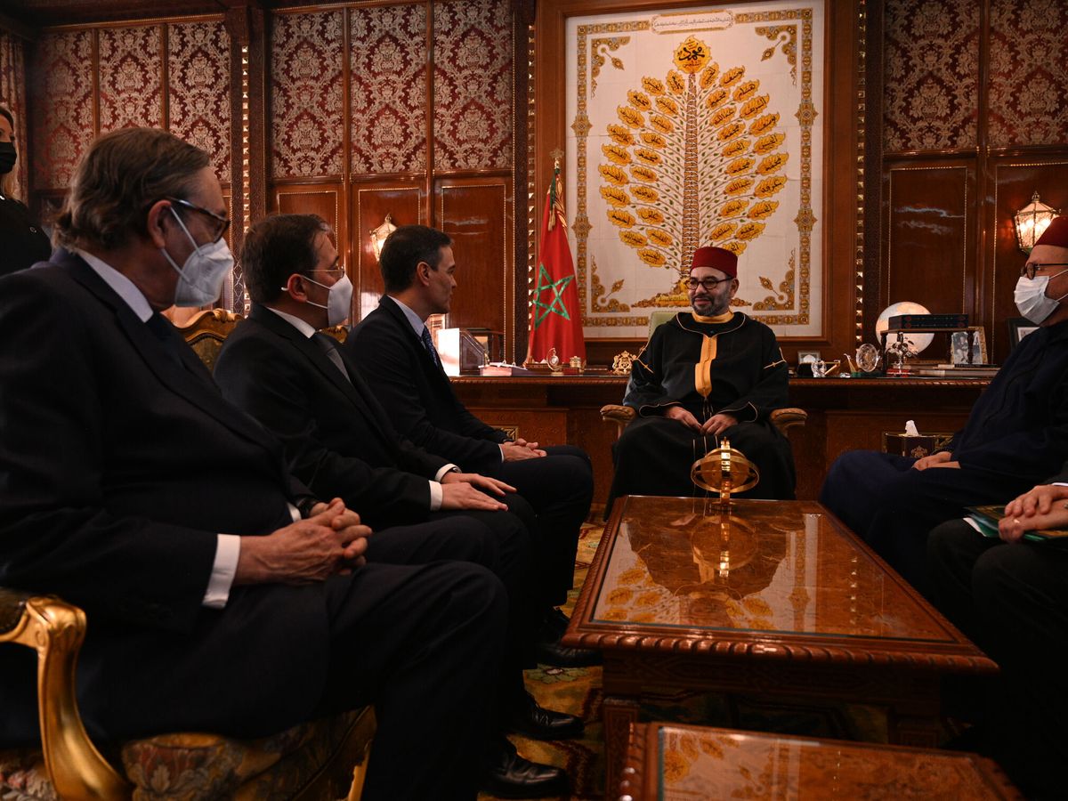 Foto: El presidente del Gobierno español, Pedro Sánchez (3-i), y Mohamed VI de Marruecos (2-d). (EFE/Presidencia del Gobierno)