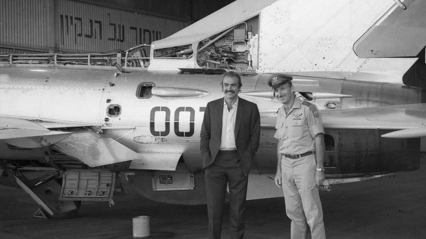 El actor Sean Connery al lado del MiG-21 con el mismo código que el espía que encarnó en múltiples películas.
