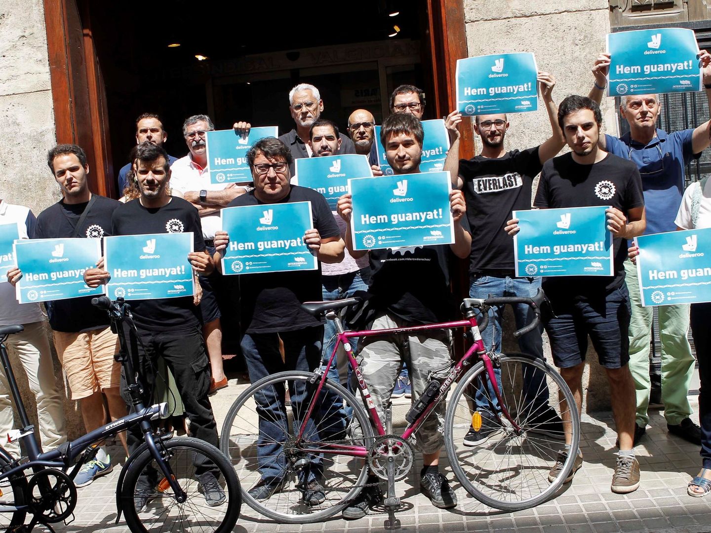 RidersXDerechos Valencia celebra una sentencia a favor de los 'riders'. (Ana Escobar / EFE) 