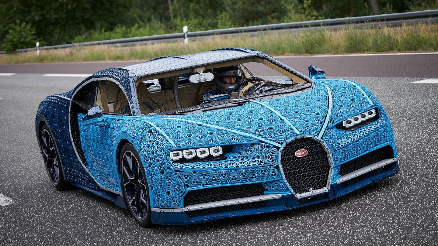 El Bugatti Lego rodando en la pista. 