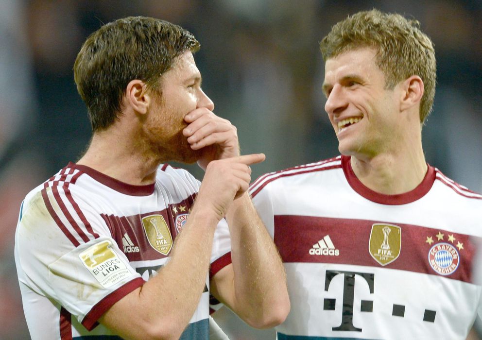 Foto: Xabi Alonso y Müller charlan tras la victoria del Bayern (EFE).