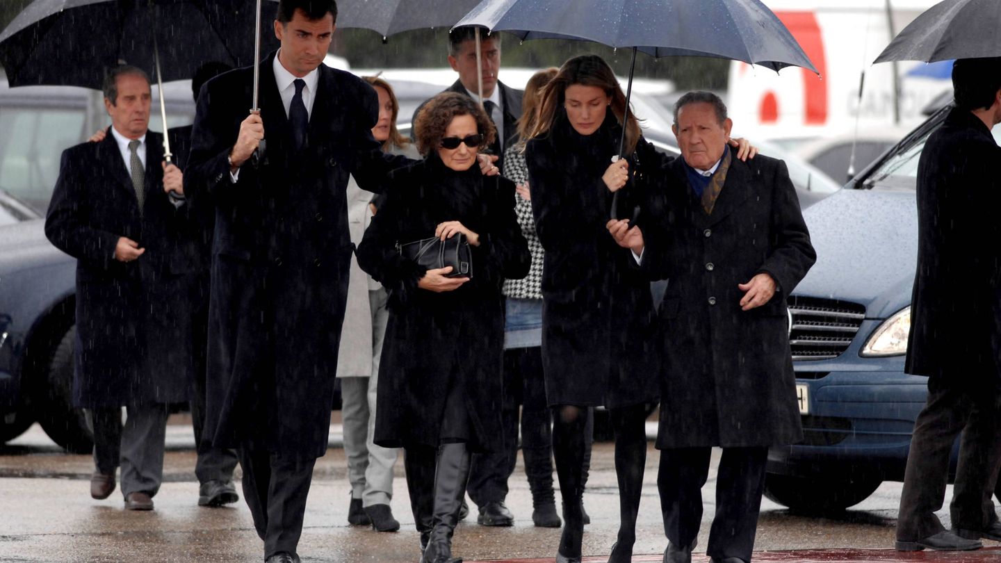 Los Rocasolano y los entonces Príncipes de Asturias, en el funeral por Érika Ortiz. (Getty)