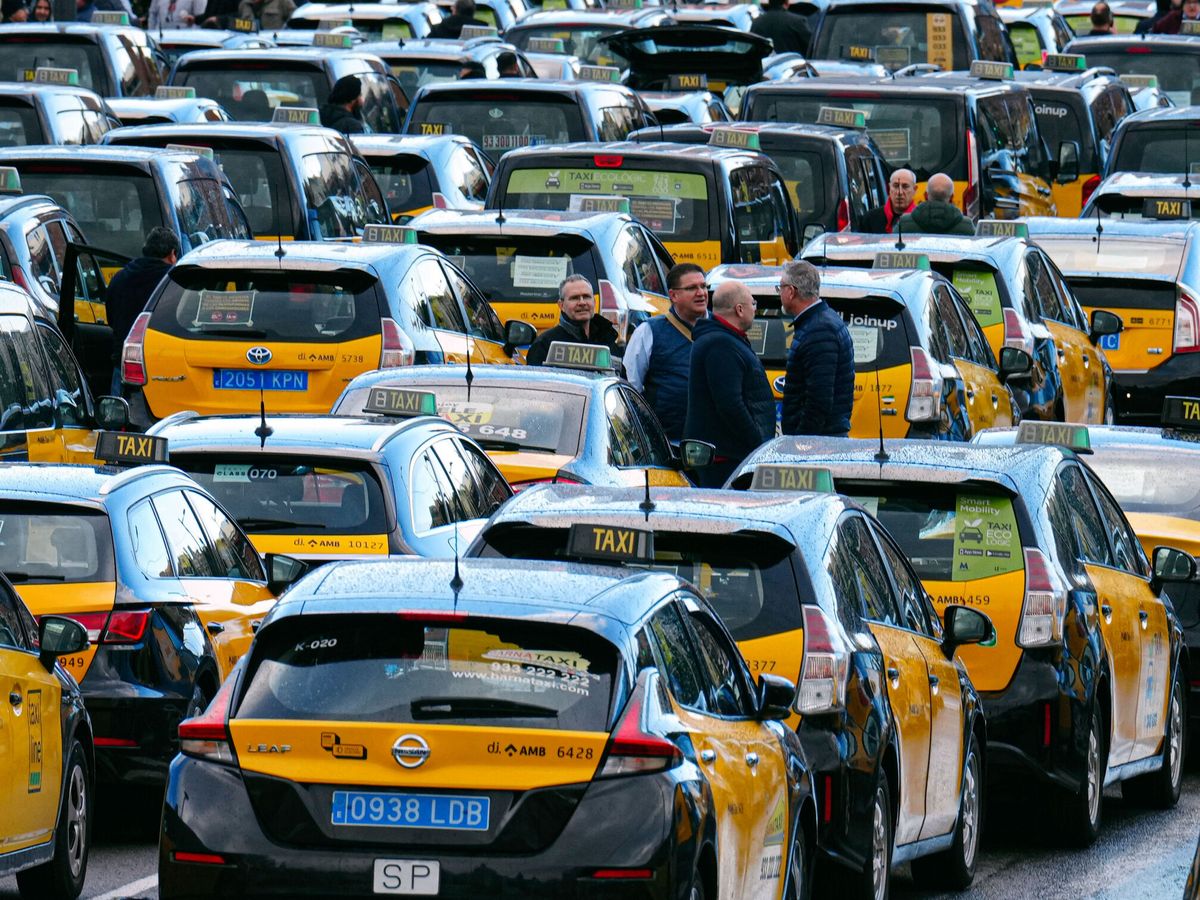 Foto: Los taxistas cortarán el tráfico en la Gran Vía de Barcelona durante cuatro horas el 25 de enero. (EFE/Enric Fontcuberta)