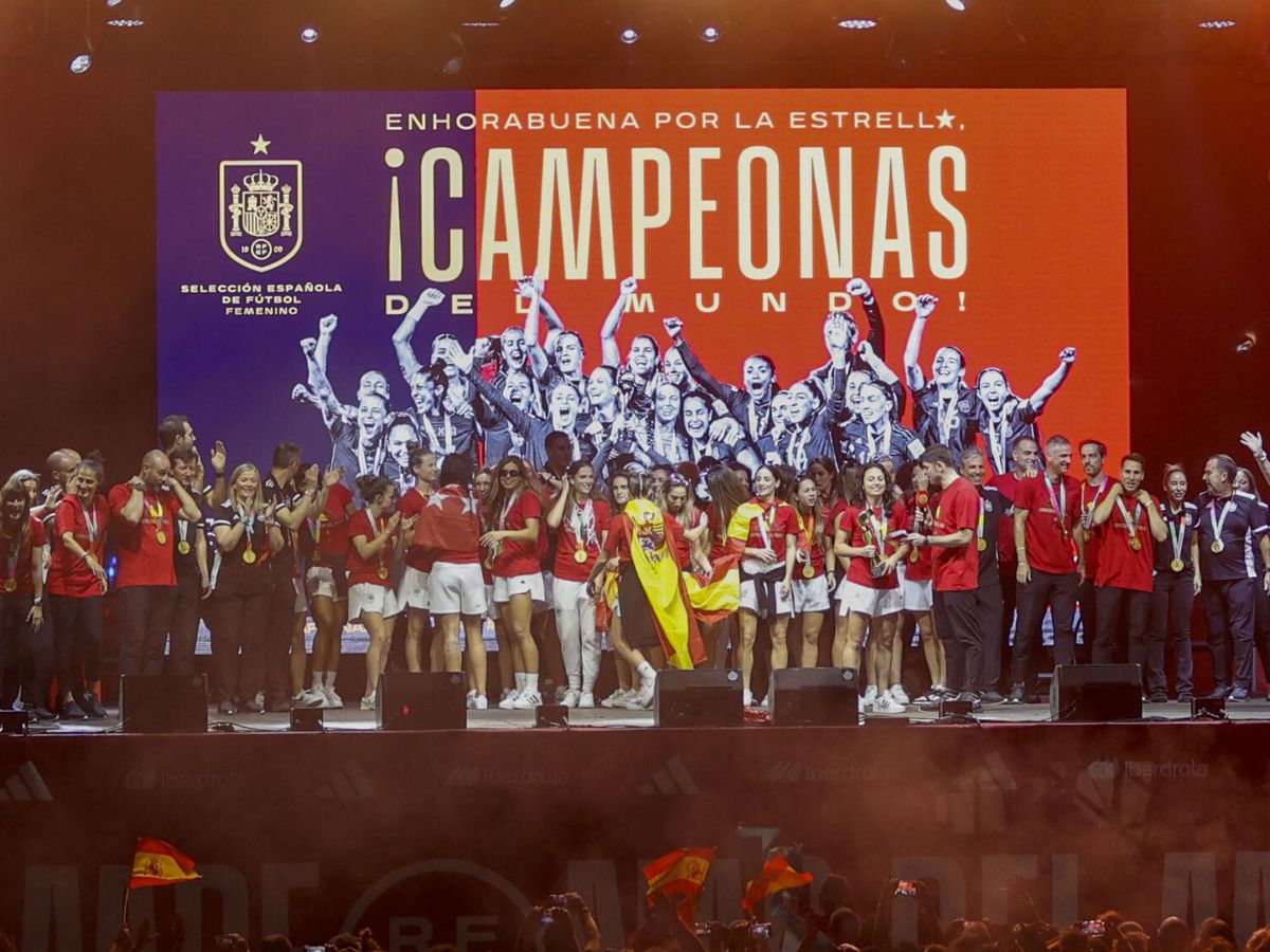 Foto: La selección española femenina de fútbol, durante la celebración con la afición en Madrid Río. (EFE/Rodrigo Jiménez)
