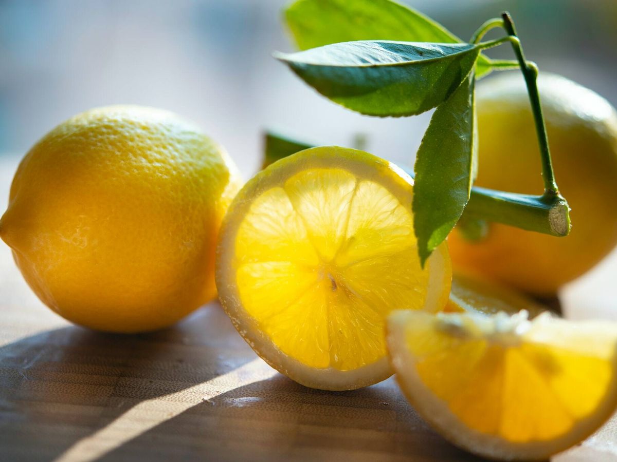 Foto: El limón tiene muchas propiedades, pero no desintoxica el cuerpo (Cristina Anne Costello para Unsplash)