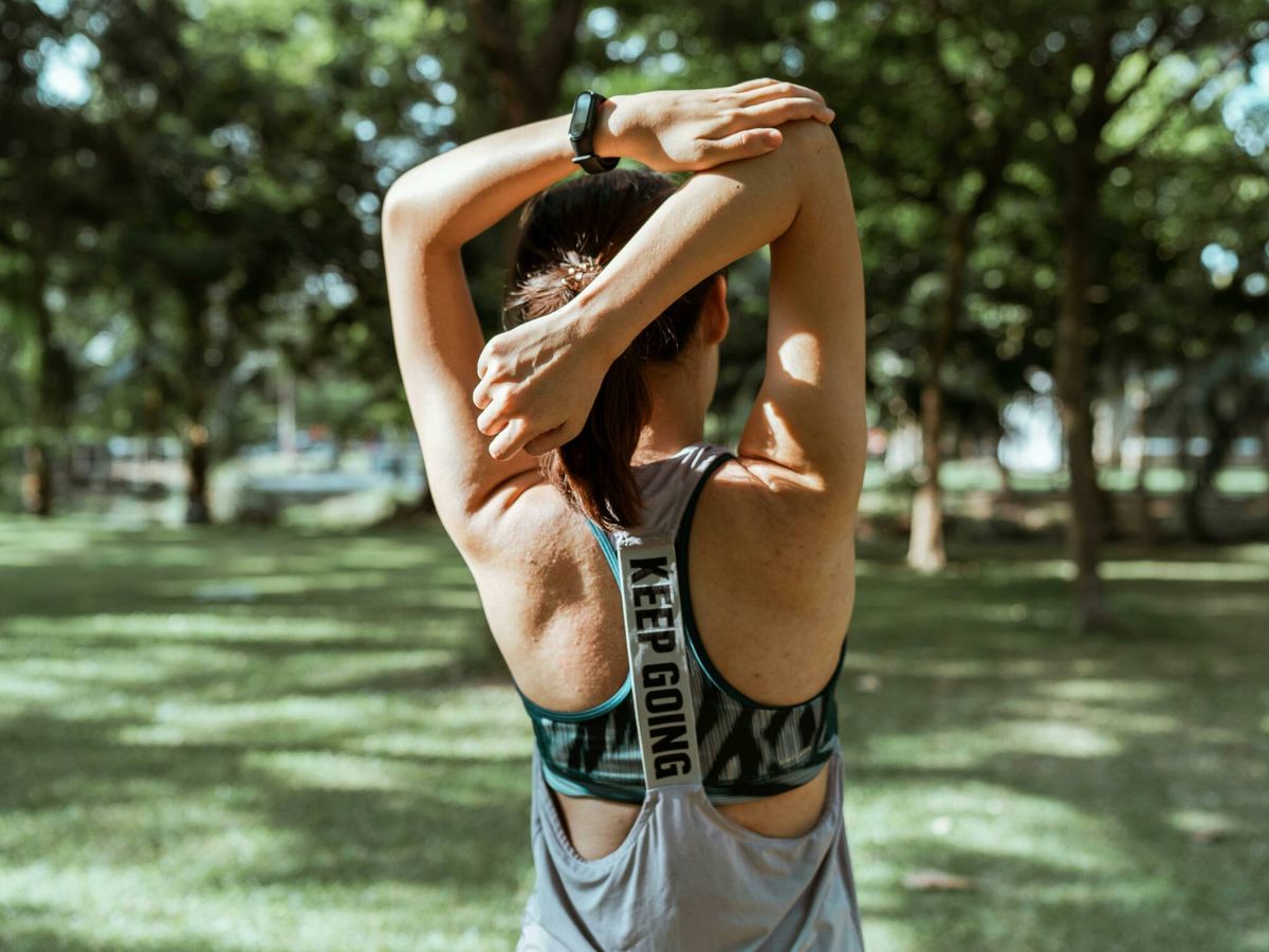 Foto: Mujer haciendo deporte en un parque. (Pexels / Ketut Subiyanto)