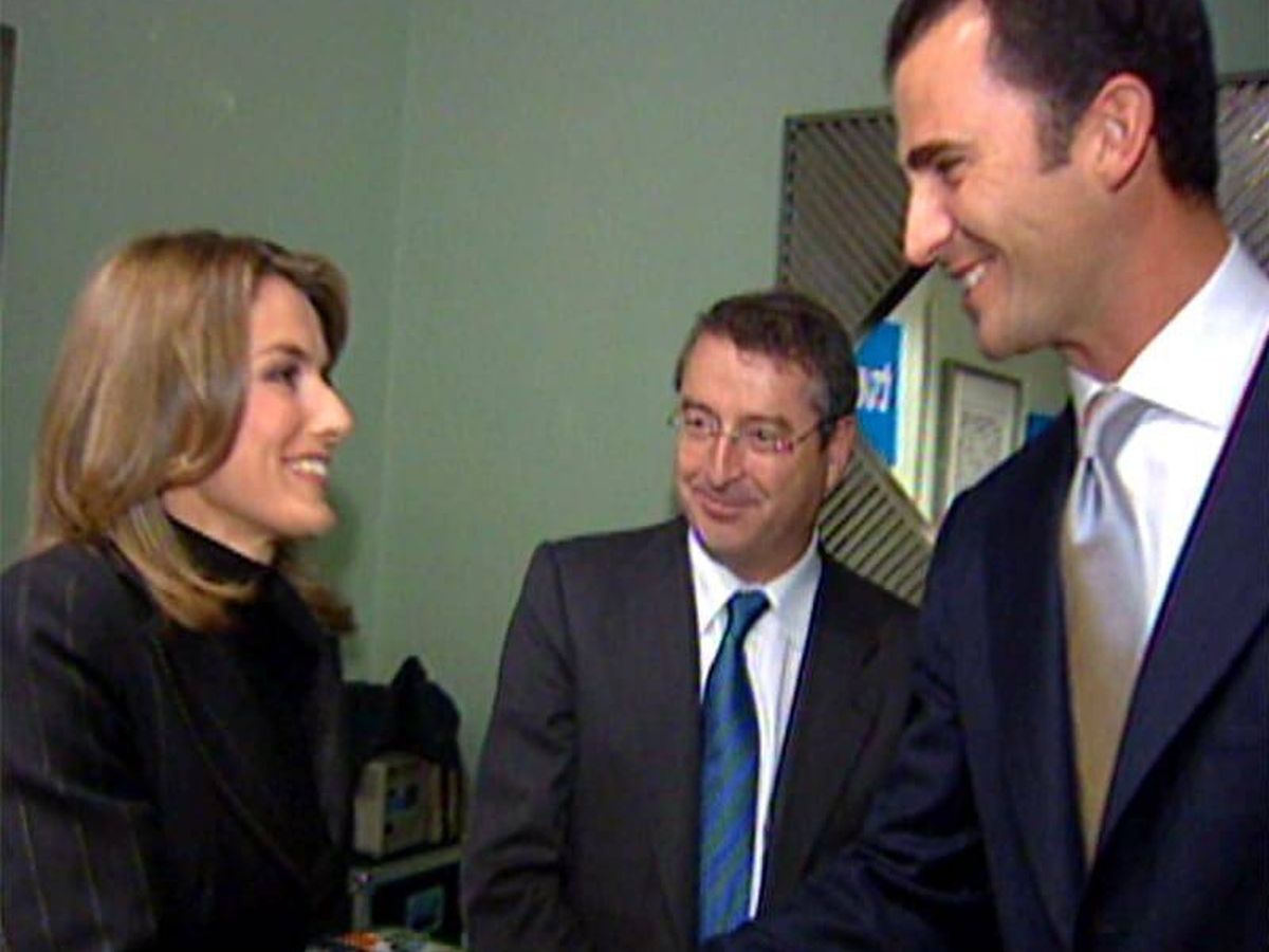 Foto: Felipe y Letizia saludándose en los Premios Príncipe de Asturias 2003. (RTVE)