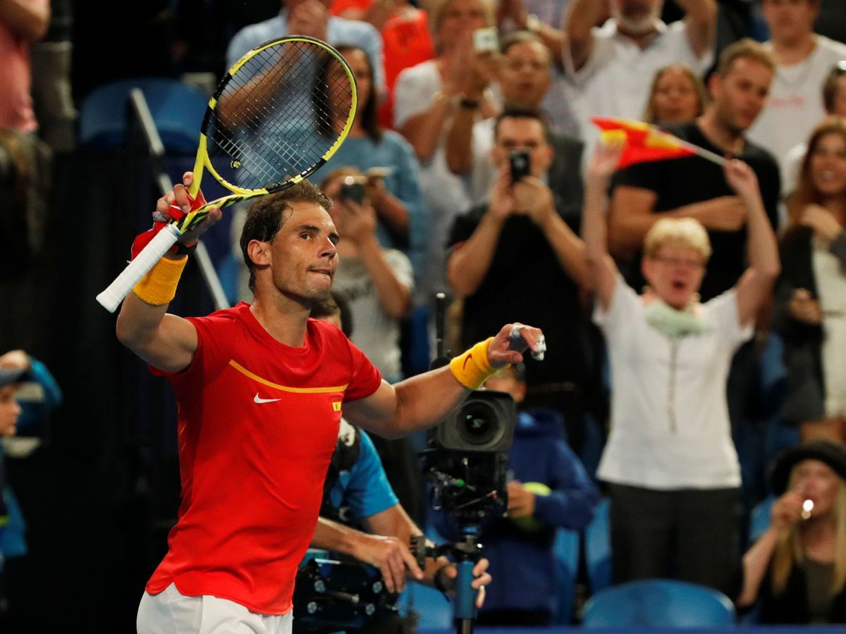 Foto: Rafa Nadal celebra su victoria en su estreno en la ATP Cup. (Reuters)