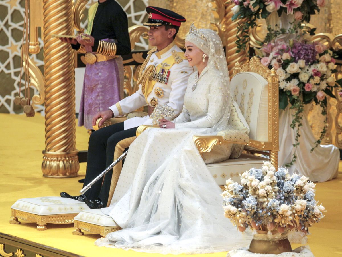 Foto: Los príncipes de Brunéi el día de su boda. (EFE/Rudolf Portillo)