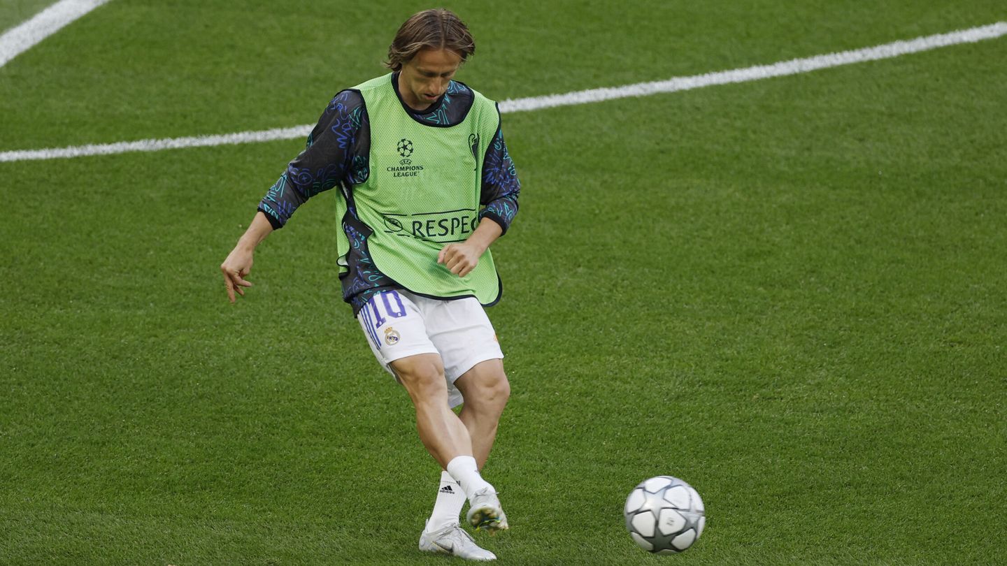 Luka Modric ya calienta sobre el césped del Stade de France. (REUTERS/Gonzalo Fuentes)