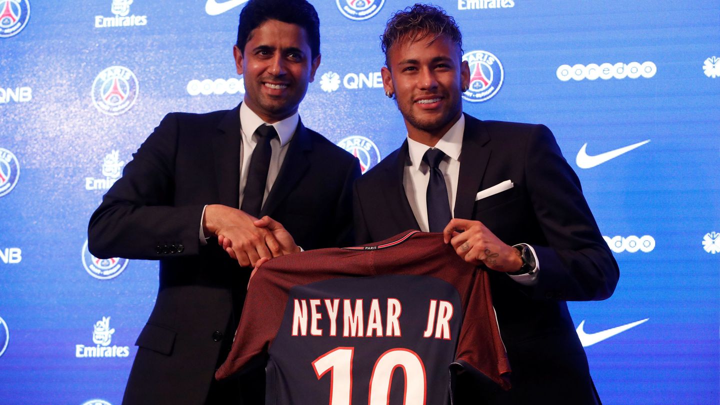 Neymar posó con su nueva camiseta junto al presidente del PSG, Nasser Al-Khelaifi. (Reuters)