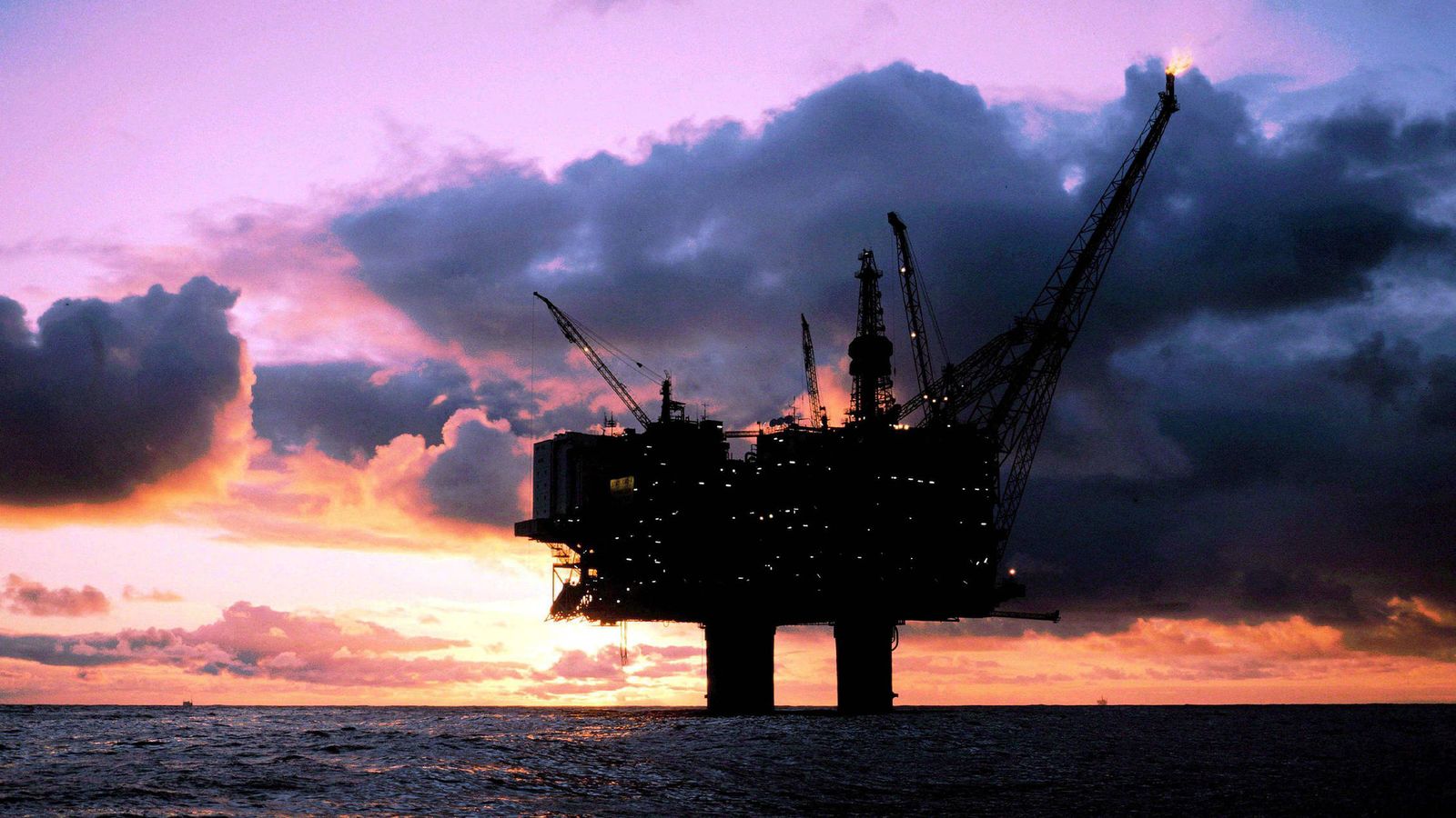 Foto: Foto de archivo fechada el 14 de junio de 2001 que muestra una plataforma petrolífera en el mar del Norte en Noruega. (EFE)