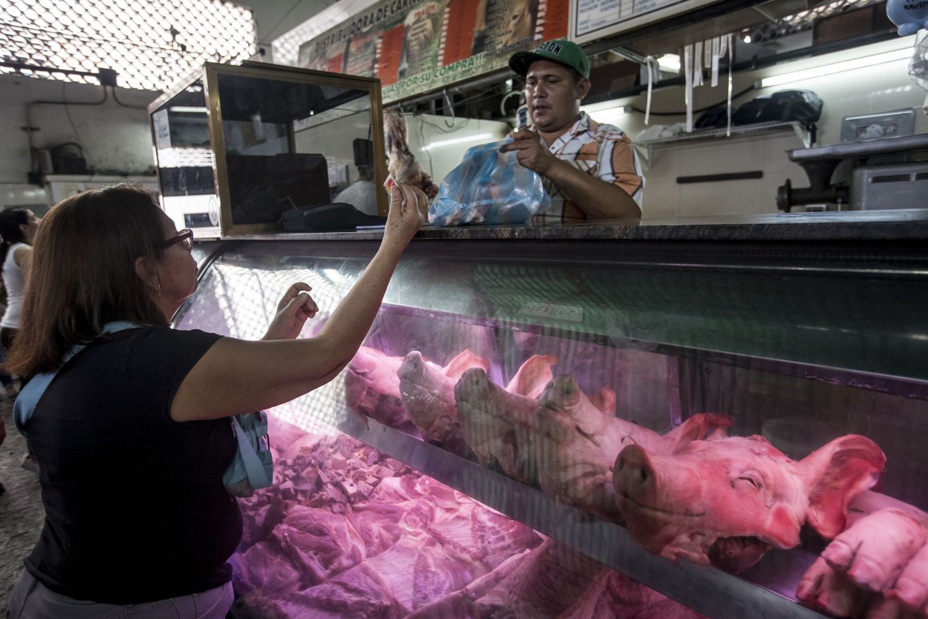 Puesto de carne en el mercado caraqueño de La Hormiga. (EFE)