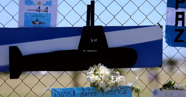 Foto: Ramos de flores y homenajes para las 44 personas de la tripulación del ARC San Juan, desaparecido en el Atlántico. (Reuters)