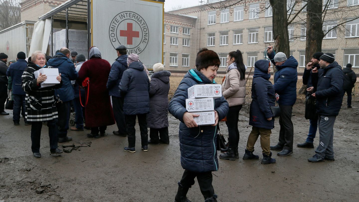 Ciudadanos de Ucrania reciben ayuda humanitaria. (Reuters/Alexander Ermochenko)