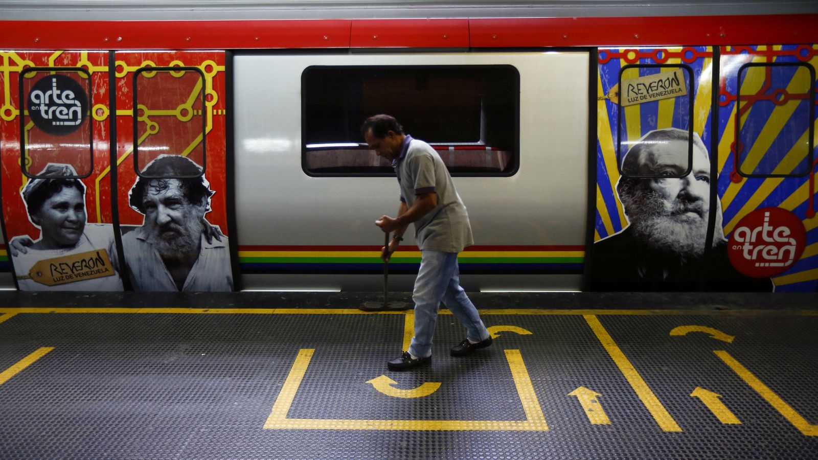 Foto: Un trabajador limpia el suelo en una estación de metro decorada con los rostros de prominentes venezolanos, en la estación ProPatria, en Caracas (Reuters). 