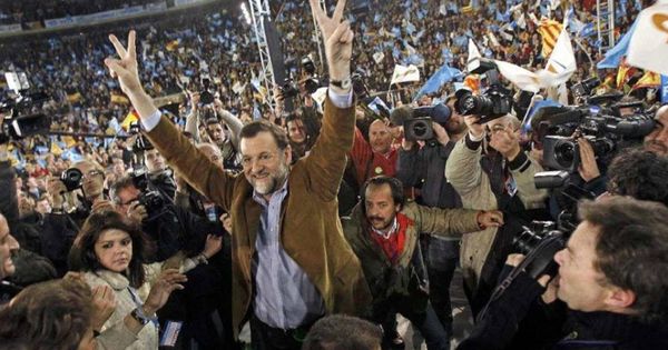 Foto: Rajoy, con Álvaro Pérez detrás, en uno de los mítines de 2008 financiado con dinero opaco. (EFE)