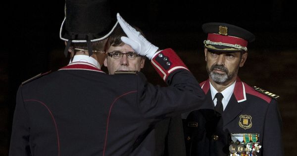 Foto: El presidente de la Generalitat, Carles Puigdemont (c) ,pasa revista junto al Mayor de los Mossos Josep Lluis Trapero (d) en el acto institucional con motivo de la Diada. (EFE)