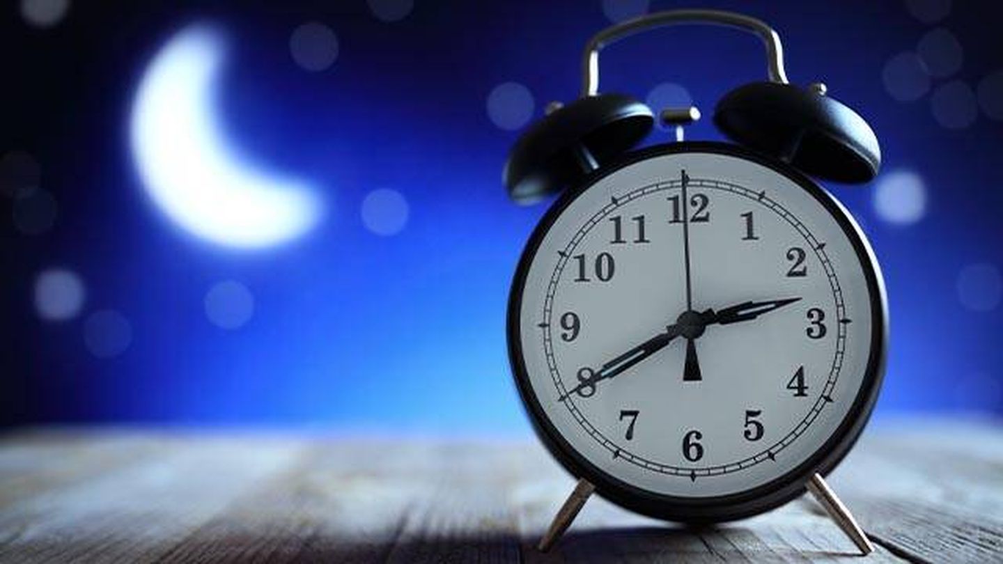 Mirar la hora si no se logra dormir es contraproducente (iStock) 