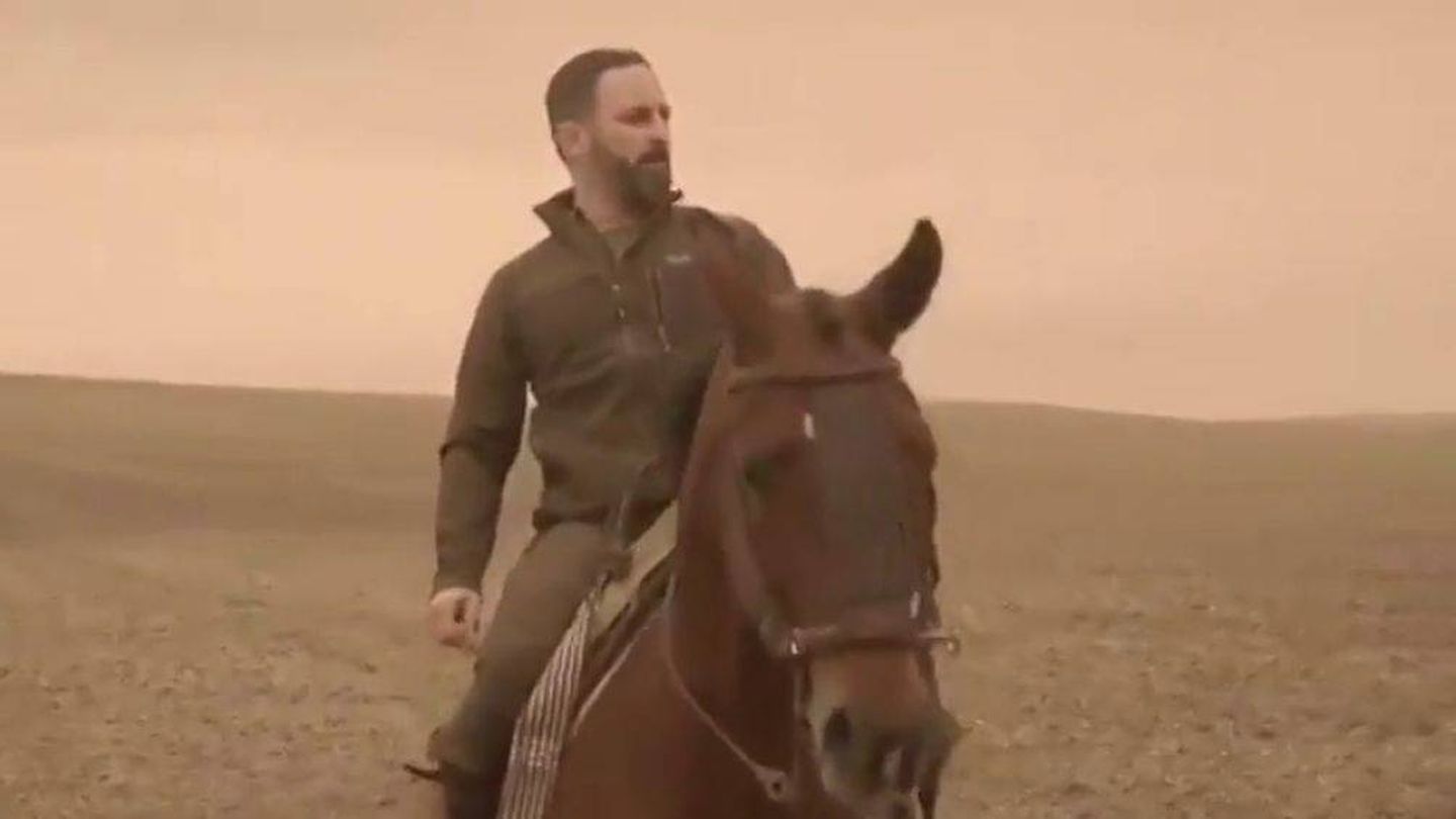 Santiago Abascal, a caballo en un vídeo propagandístico. 