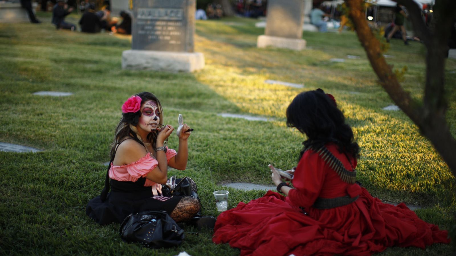 Foto: Veronica Velásquez se maquilla durante la celebración del Día de los Muertos en Los Ángeles, EEUU. (Reuters)
