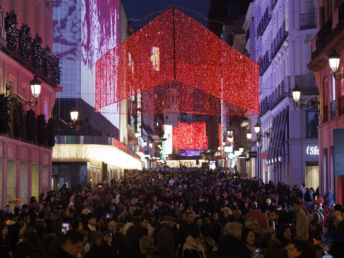 Foto: La calle Preciados llena de gente en plena campaña de compras de Navidad. (EFE/Sergio Pérez).