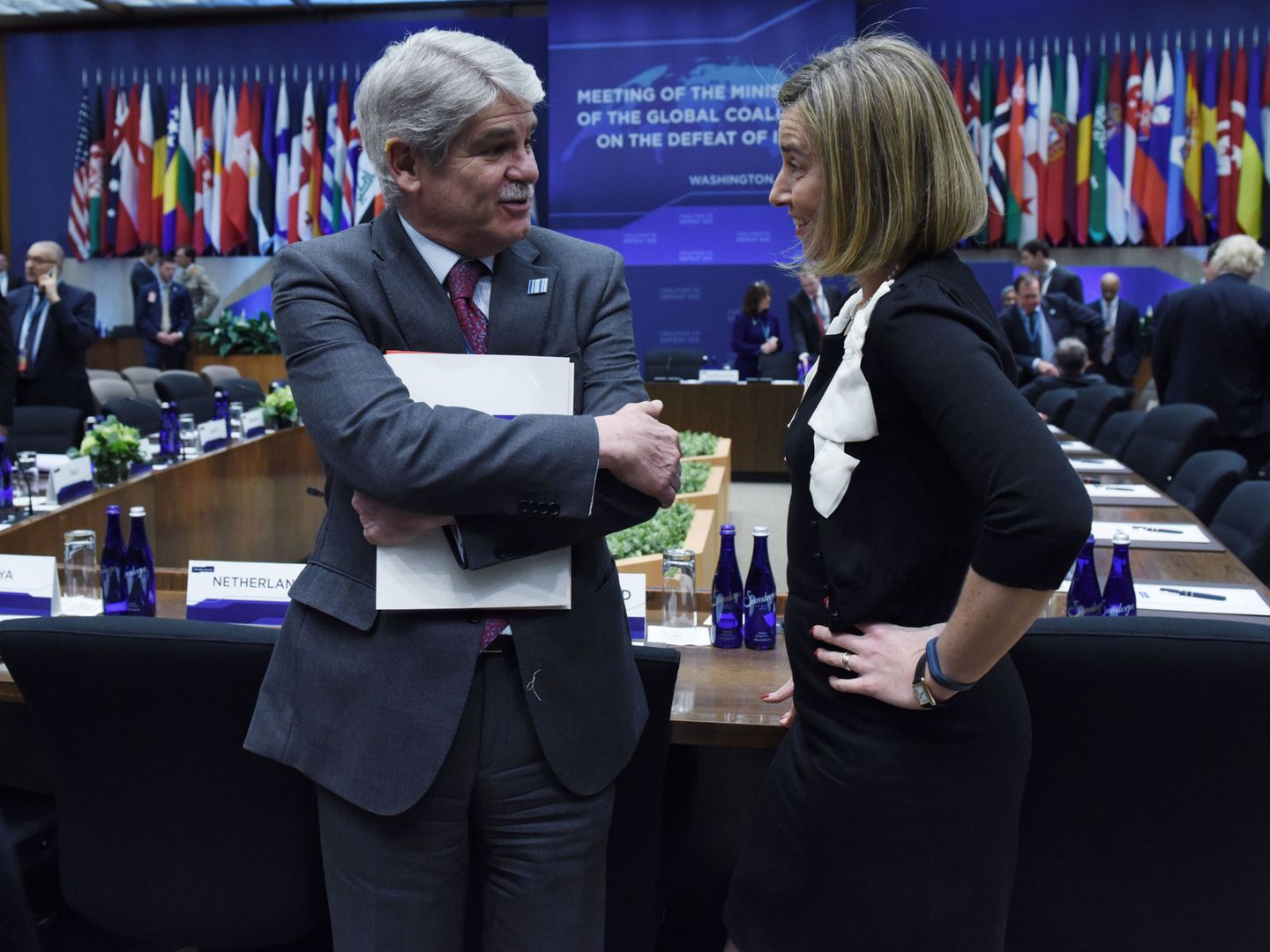 El Ministro de Asuntos Exteriores y Cooperación de España, Alfonso Dastis  conversa con la alta representante de la UE para la Política Exterior, Federica Mogherini, en marzo de 2017. (EFE)