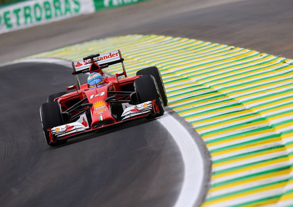 Foto: Fernando Alonso durante los libres del GP de Brasil (Imago).