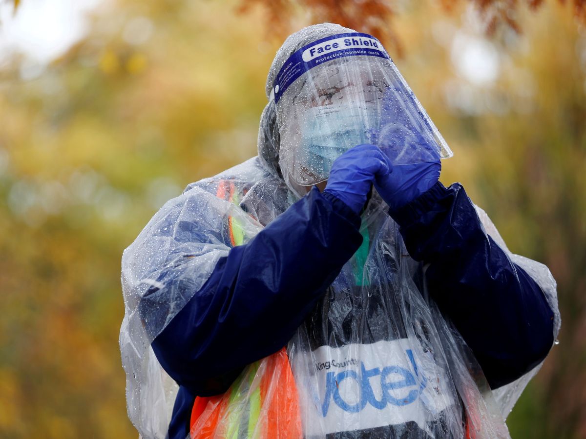 Foto: Un votante acude a votar protegido contra el coronavirus. (Reuters)
