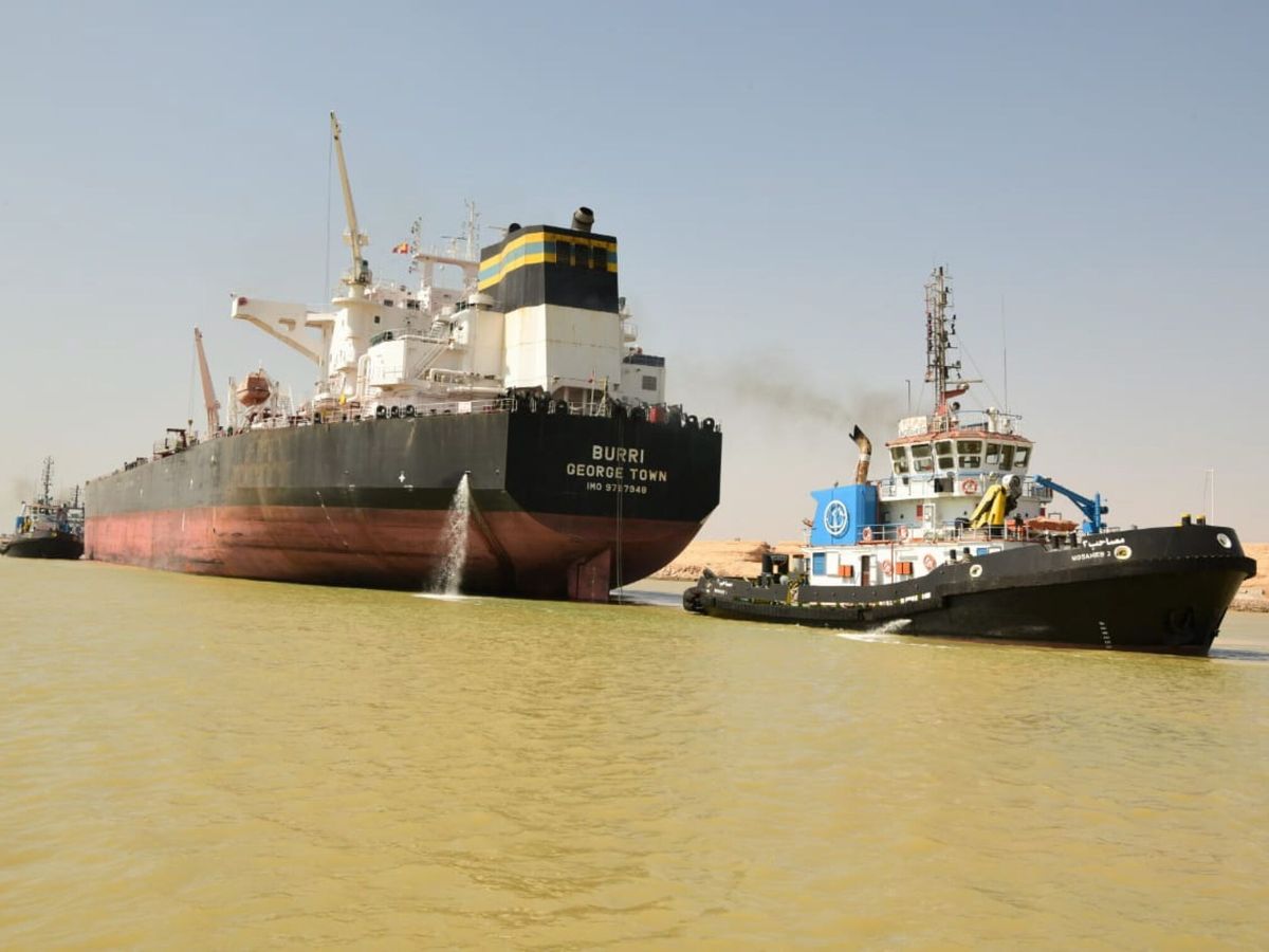 Foto: Barco remolcado en el canal de Suez en otro incidente. (EFE)