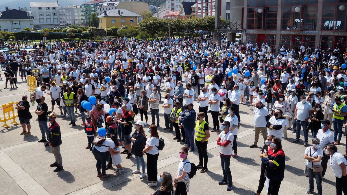 Multitudinaria concentración de vecinos y empleados de Alcoa tras el ERE de San Cibrao