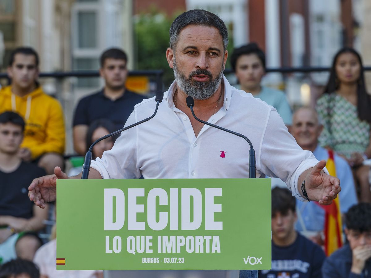 Foto: El líder de Vox, Santiago Abascal, interviene durante un acto electoral en Burgos, este lunes. (EFE/Santi Otero)
