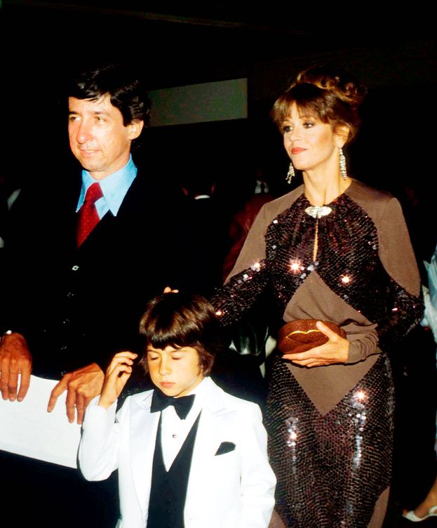 Foto: Jane Fonda y Tom Hayden, con el hijo de ambos. (Alamy)