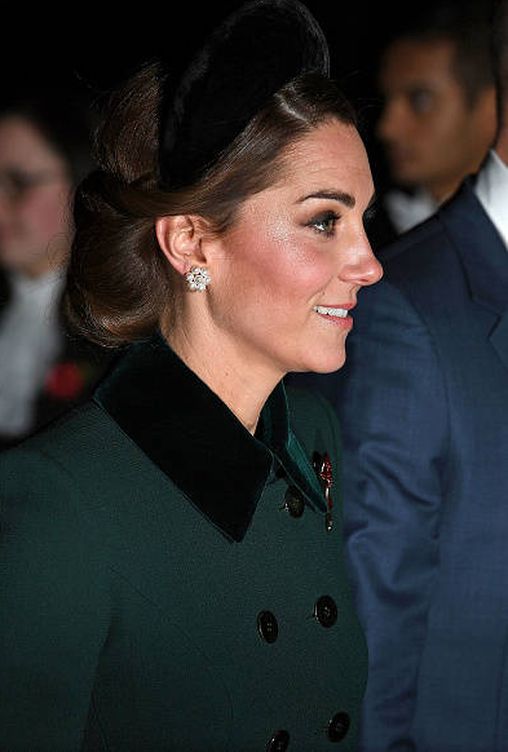 En tono negro y a conjunto con el cuello del abrigo lo luce Kate Middleton.