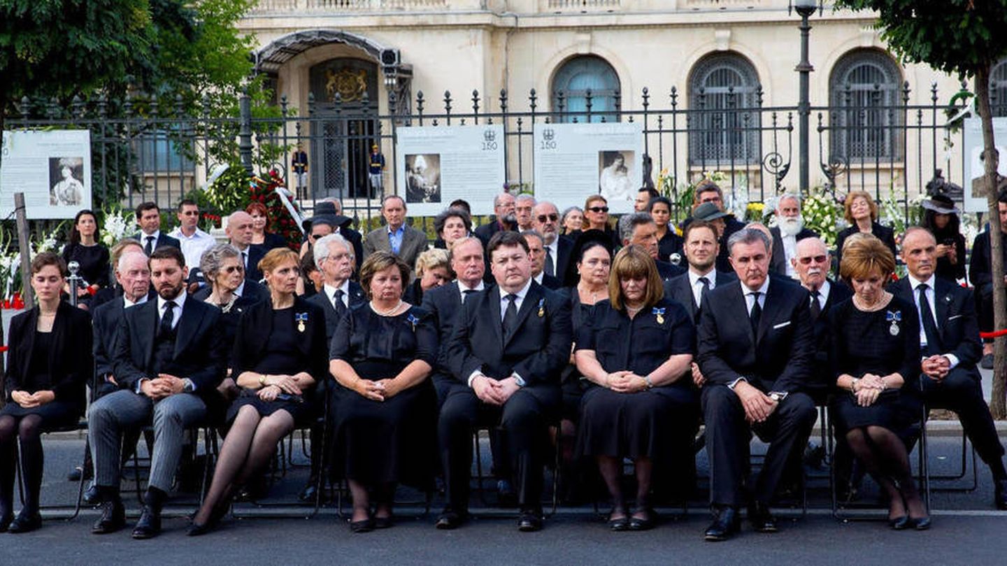  Funeral de Ana de Borbón-Parma al que Irina no pudo asistir. De derecha a izquierda: Margarita, Radu, Elena, Alexander Nixon, Sofía, María, Nicolás y Karina.(CP)