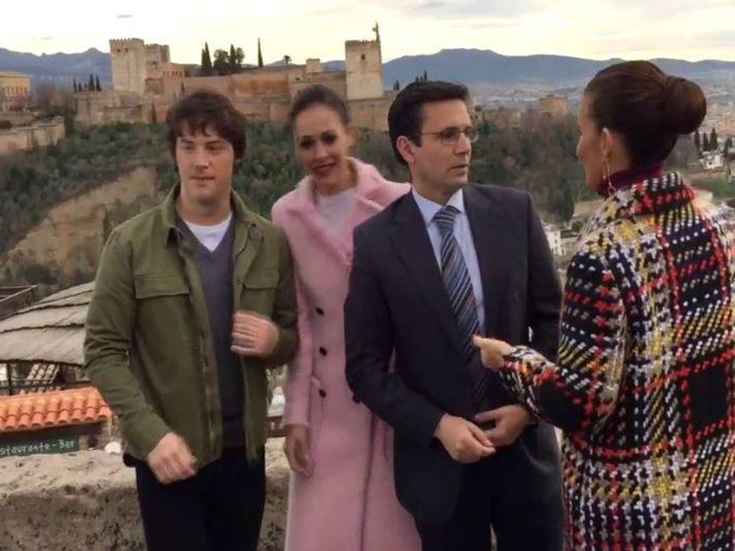 Eva González, Jordi Cruz y Samantha con el alcalde de Granada