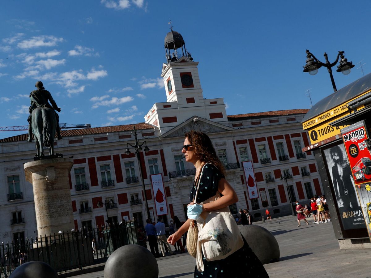 Foto: Una mujer pasea por la Puerta del Sol en Madrid. (Reuters)