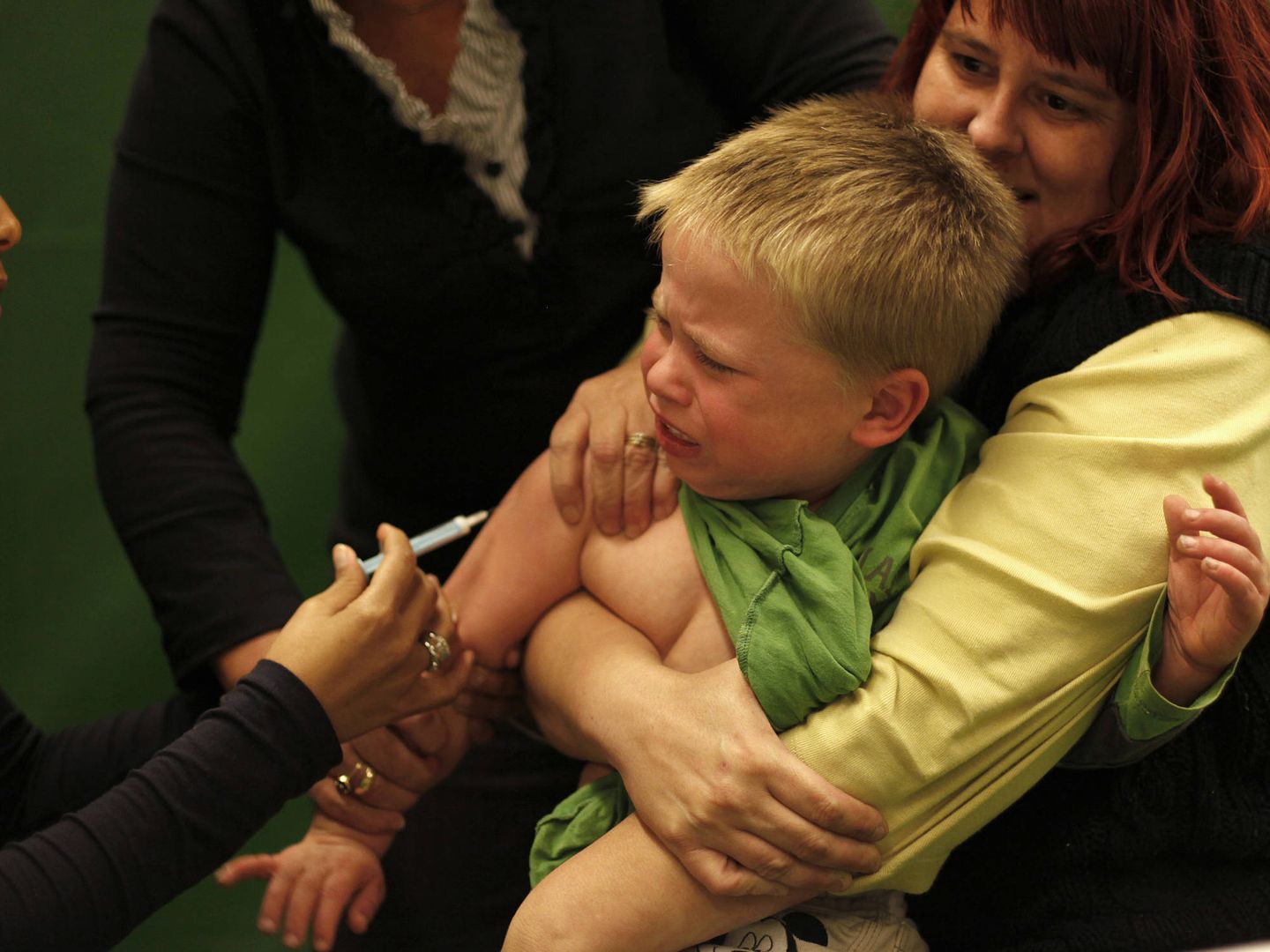 Un niño recibe una vacuna contra la gripe porcina en Schiedam, Holanda, en noviembre de 2009. (Reuters)