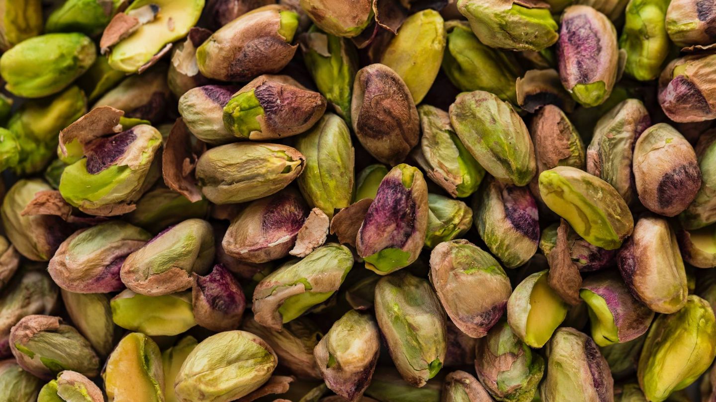 Entre horas puedes comer unos 30 gramos de pistachos y beneficiarte de todos sus nutrientes. (Unsplash)