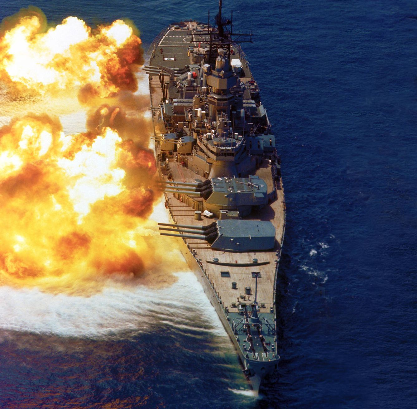 El USS Iowa disparando sus cañones. (Foto: Wikipedia)