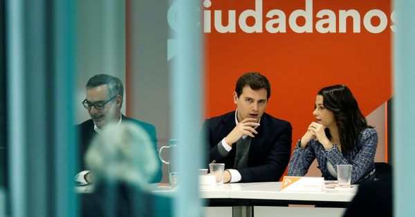 Foto: El líder de Ciudadanos Albert Rivera (c), y la líder de Cs en Catalunya, Inés Arrimadas, durante la reunión del Comité Ejecutivo de la formación. (EFE)