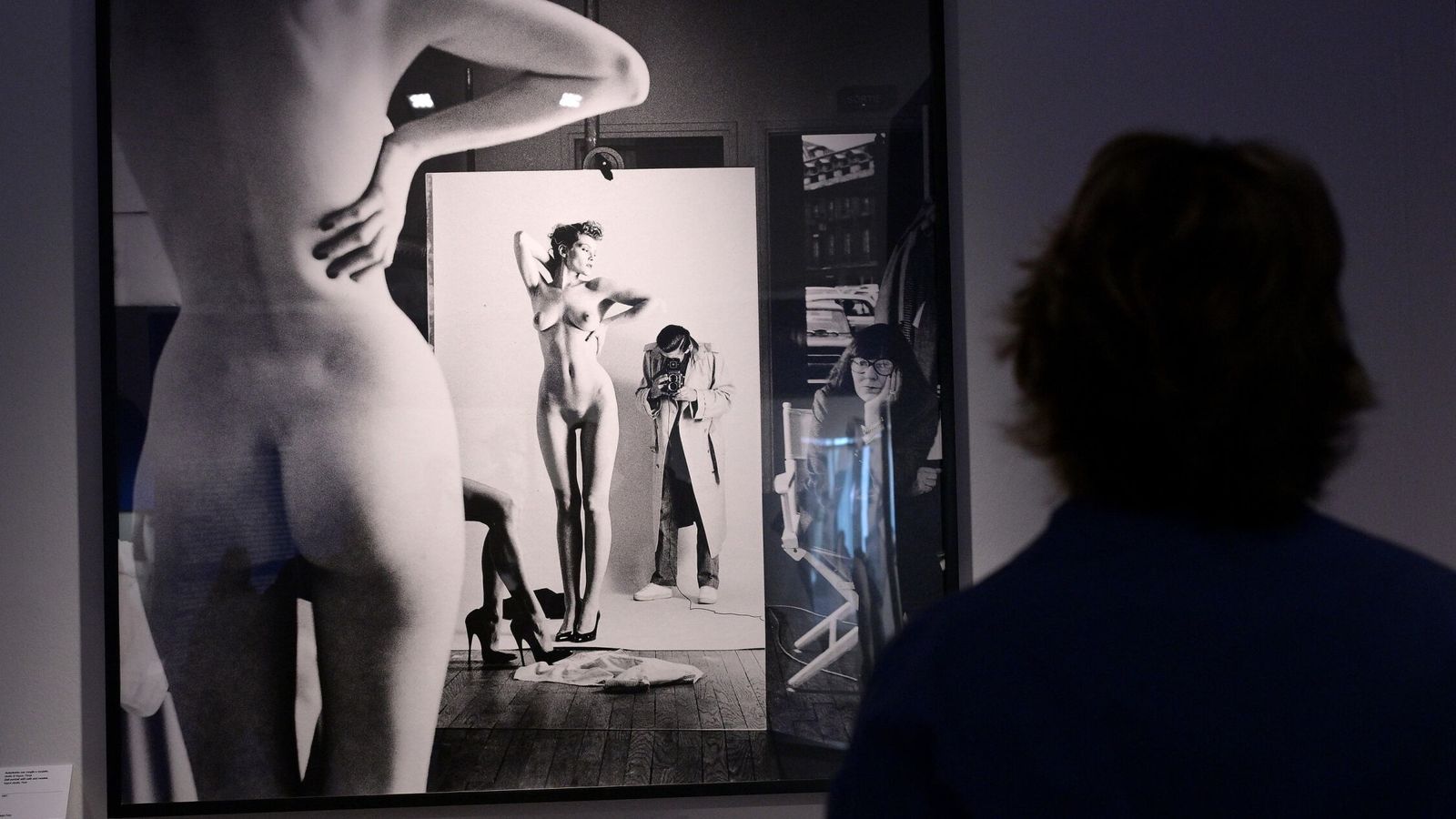 Un visitante observa una fotografía de la exposición 'Helmut Newton. Legacy' en Roma. (EFE/Ettore Ferrari)